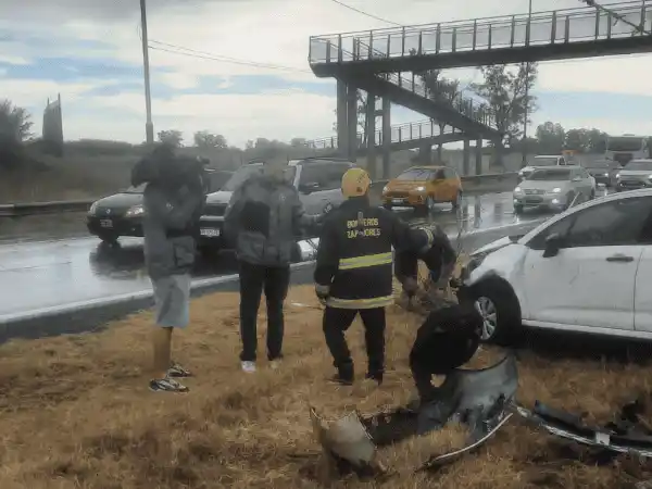 Volcó un auto en el acceso a la autopista Rosario–Córdoba y una mujer fue rescatada