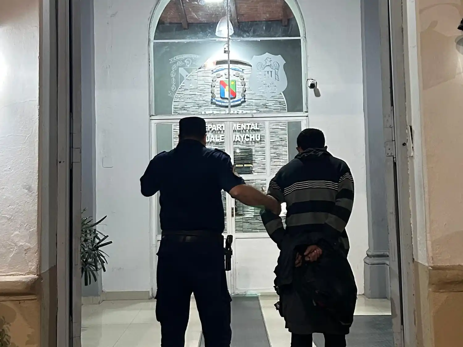 Lo descubrieron saltando un tapial, quiso escapar de la policía y atacó a los oficiales con una cadena