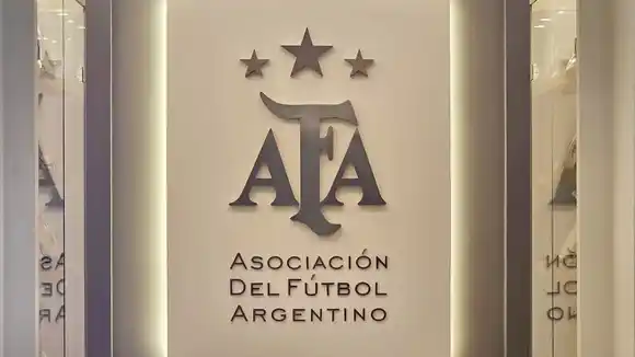 La AFA despidió a un árbitro por “atentar contra los valores del fútbol”
