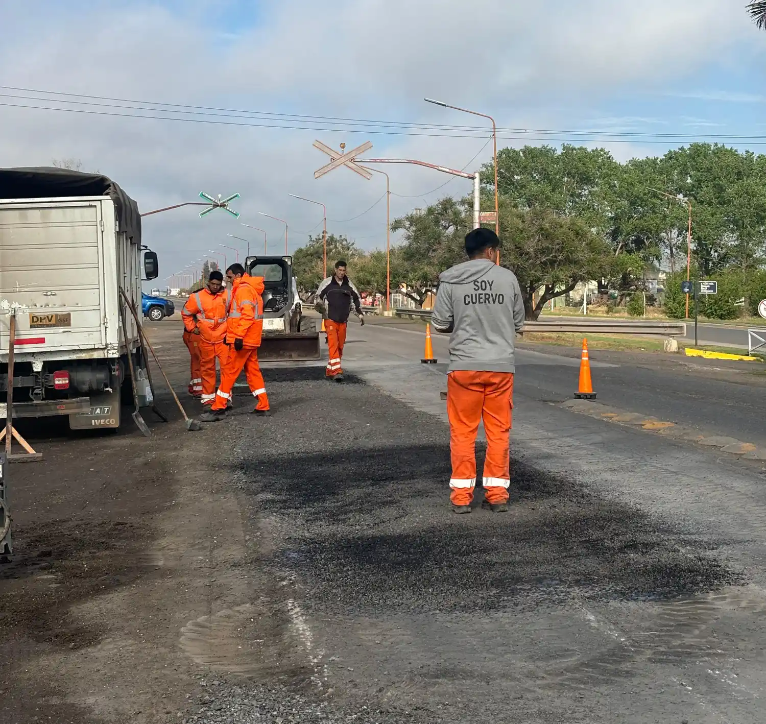 Personal de Vialidad Provincial trabaja en la reparación de la cinta asfáltica.