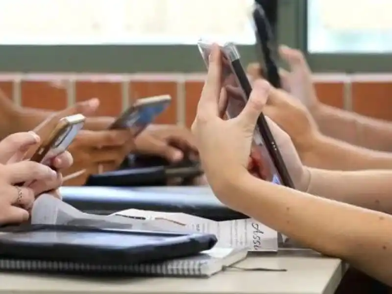 “La escuela debe enseñar a usar el celular de forma responsable”, afirmó el ministro Goity