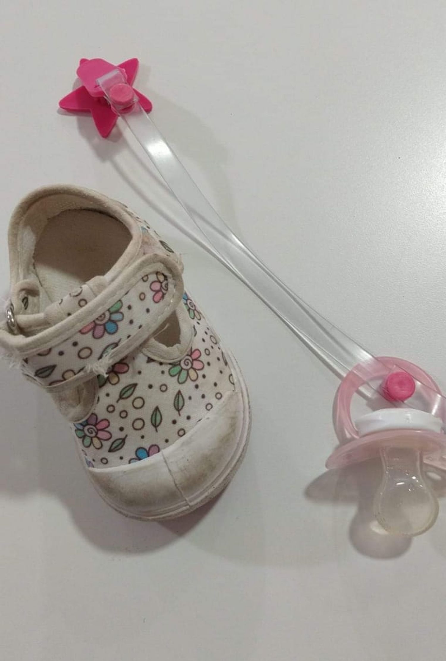 Zapatilla y portachupetes encontrado