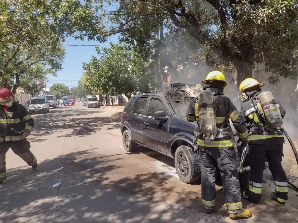Bomberos acudieron al incendio de una camioneta en barrio Roca