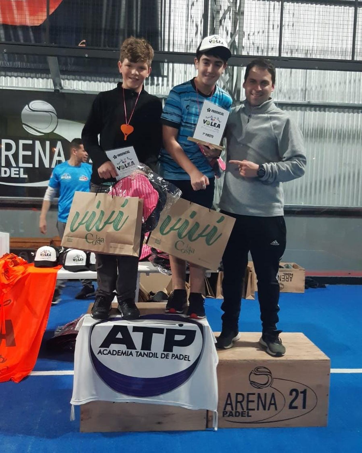 Picabea y Andraca Díaz, campeones en su categoría, junto al profesor Carlos Avendaño.