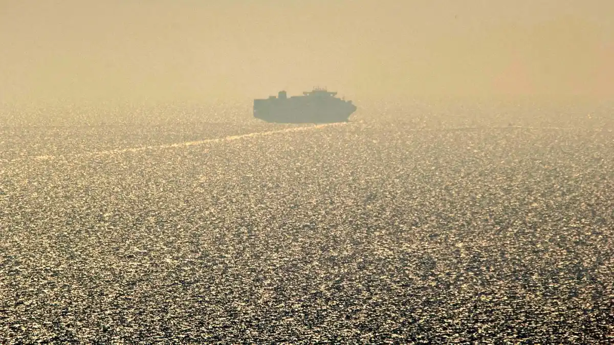 Rusia atacó silos y puertos en Ucrania y un primer carguero se arriesga a salir al mar Negro