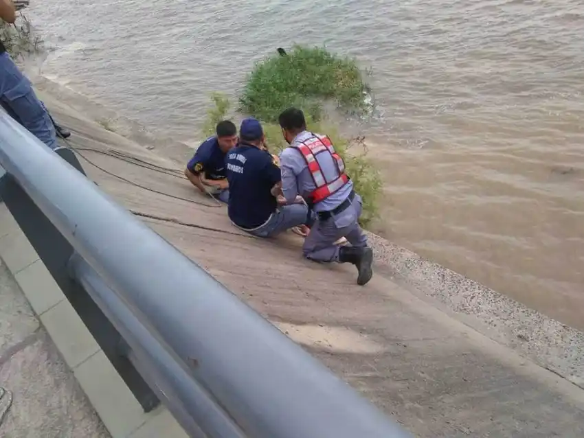 Rescataron a una joven que intentó arrojarse al río