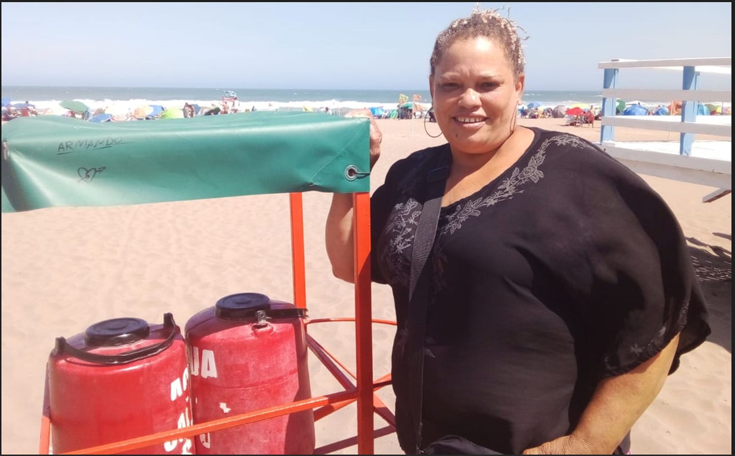 Un alarido conocido en la playa. Agustina Paredes recorre la arena con agua caliente