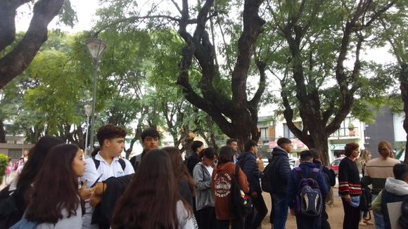 Amenazas de bomba: cuando terminó la Brigada Antiexplosivos, volvieron a evacuar la escuela Normal