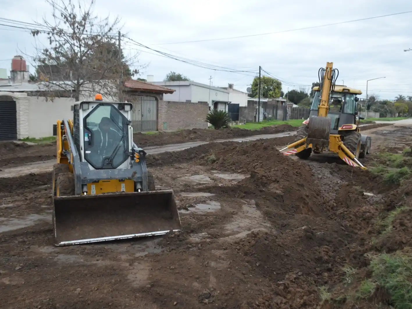 Trabajos de movimiento de suelo en calle Martí. Foto: MVT