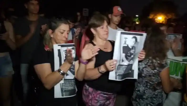 Masiva marcha en pedido de justicia por el crimen de Alexander: "De ahora en adelante tengo que llevarle flores a mi hijo"