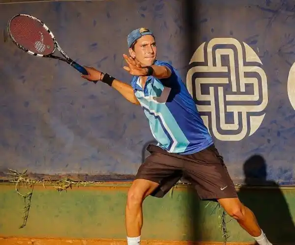 Germán Delcanto juega un partido de exhibición en Neptunia