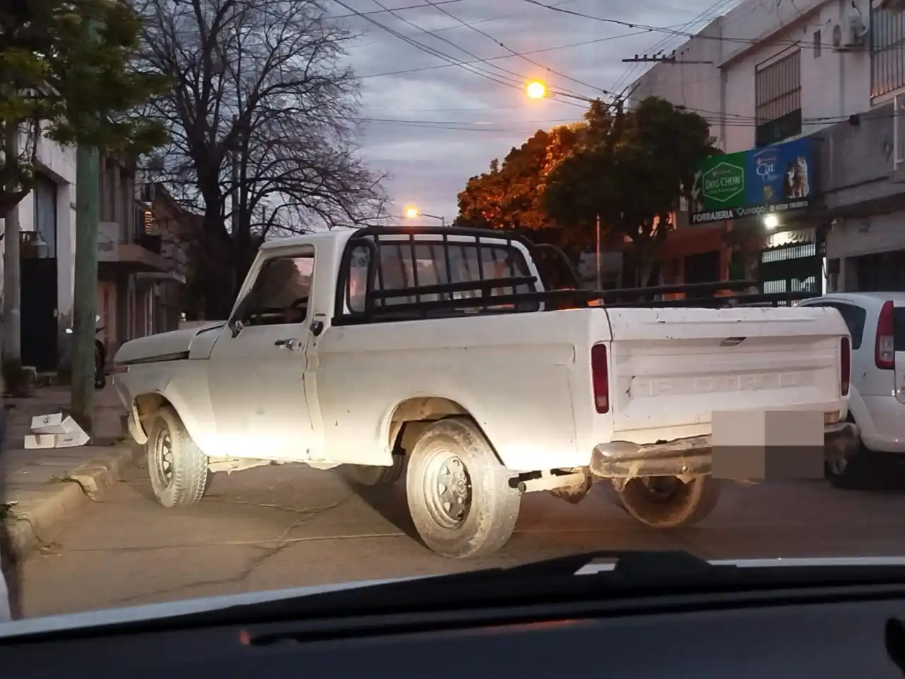 La camioneta quedó cruzada en medio de la calle.