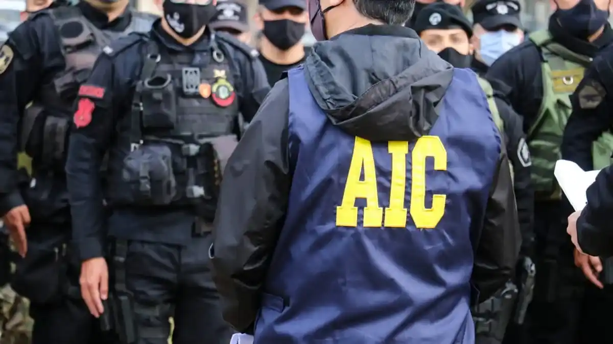 Entraron a robar a la casa de un policía y se llevaron su arma reglamentaria, pesos y dólares