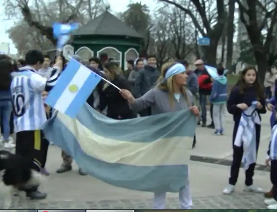 La gente festejó la victoria argentina en el centro de la ciudad 