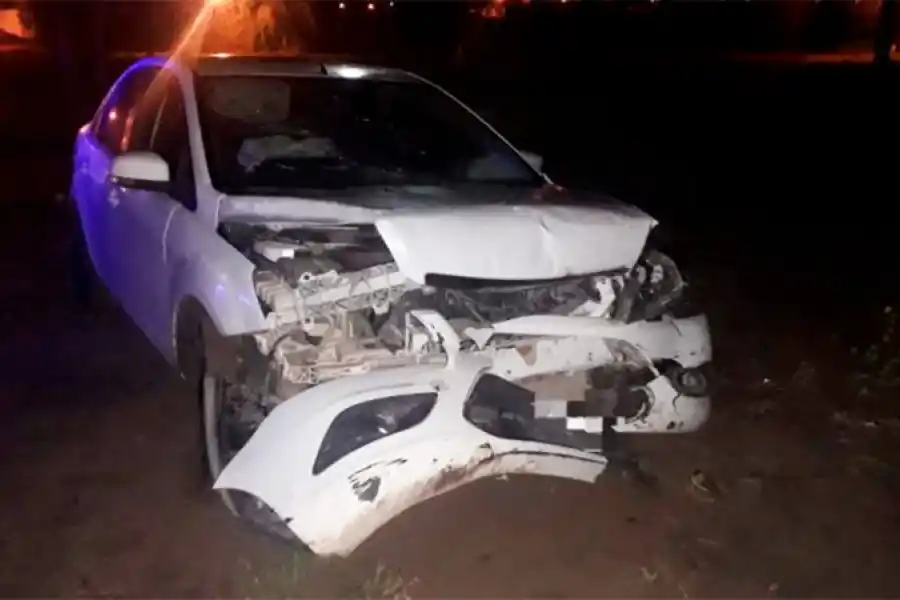 No se hizo cargo: chocó contra un montículo de tierra y abandonó el auto