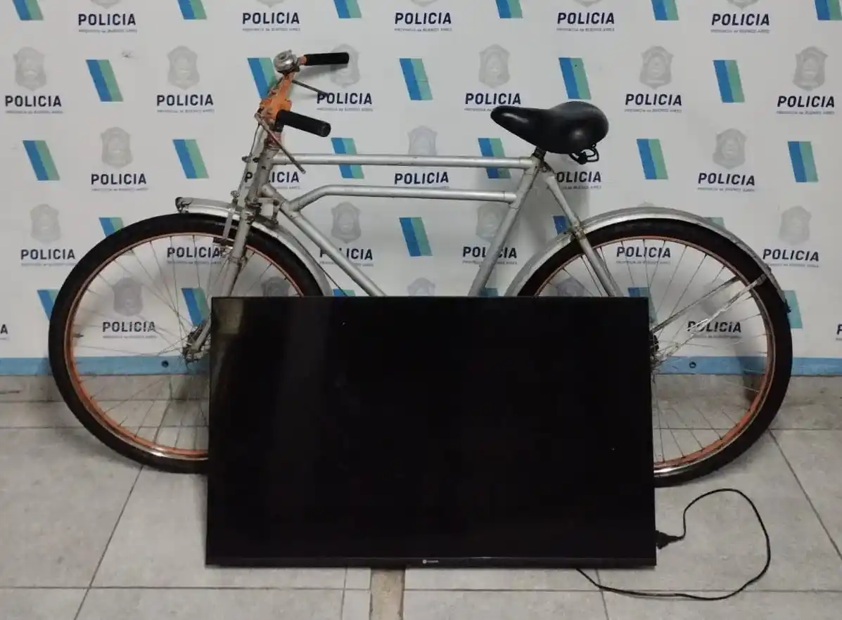 Al interceptarlo, constataron que llevaba un televisor de 43 pulgadas y una bicicleta tipo inglesa de color gris con detalles naranjas.