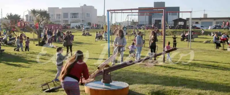 Tarde de sol, música, juegos y familias la plaza 3 de Agosto