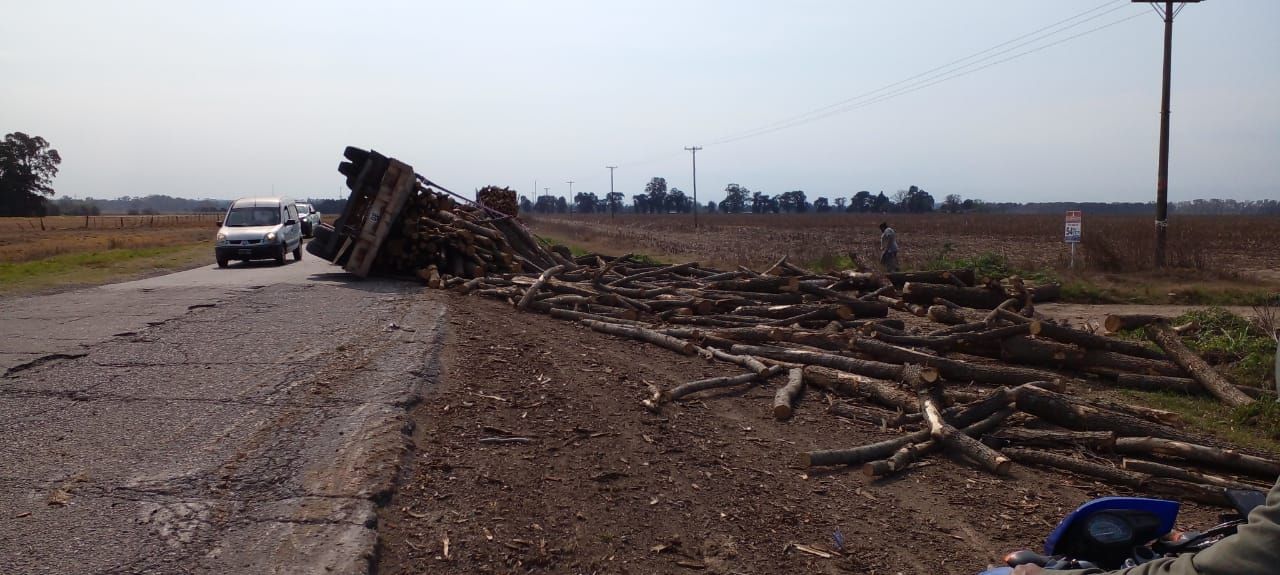 Volcó un camión cargado de palos en la ruta 191