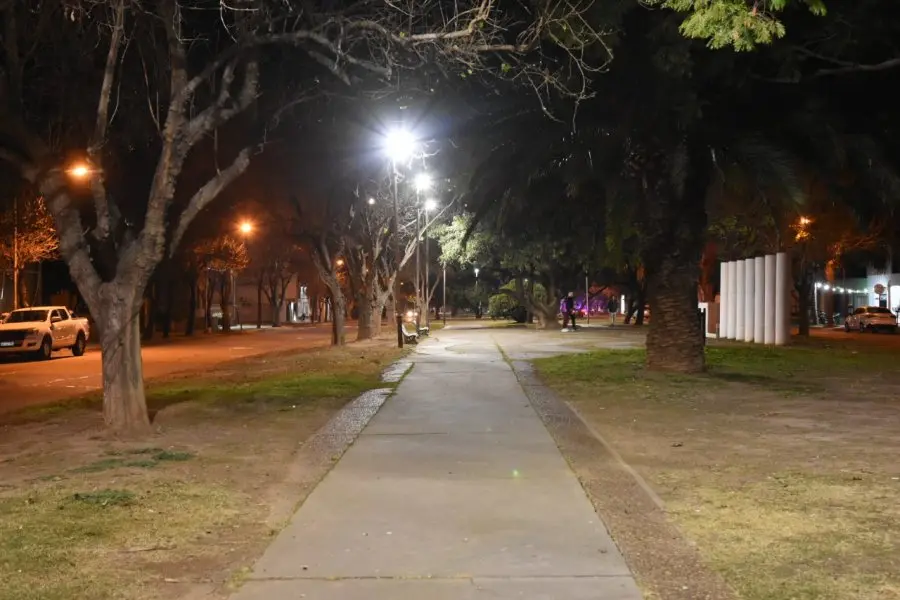 Instalaron luces LED en avenida Suipacha: “Logramos que se ilumine y quede utilizable por los vecinos”