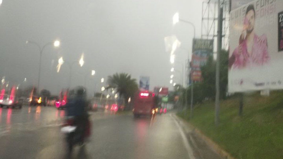 ¡OTRA VEZ! Caracas ya no aguanta una gota más, huele lluvia y colapsa (VIDEOS)