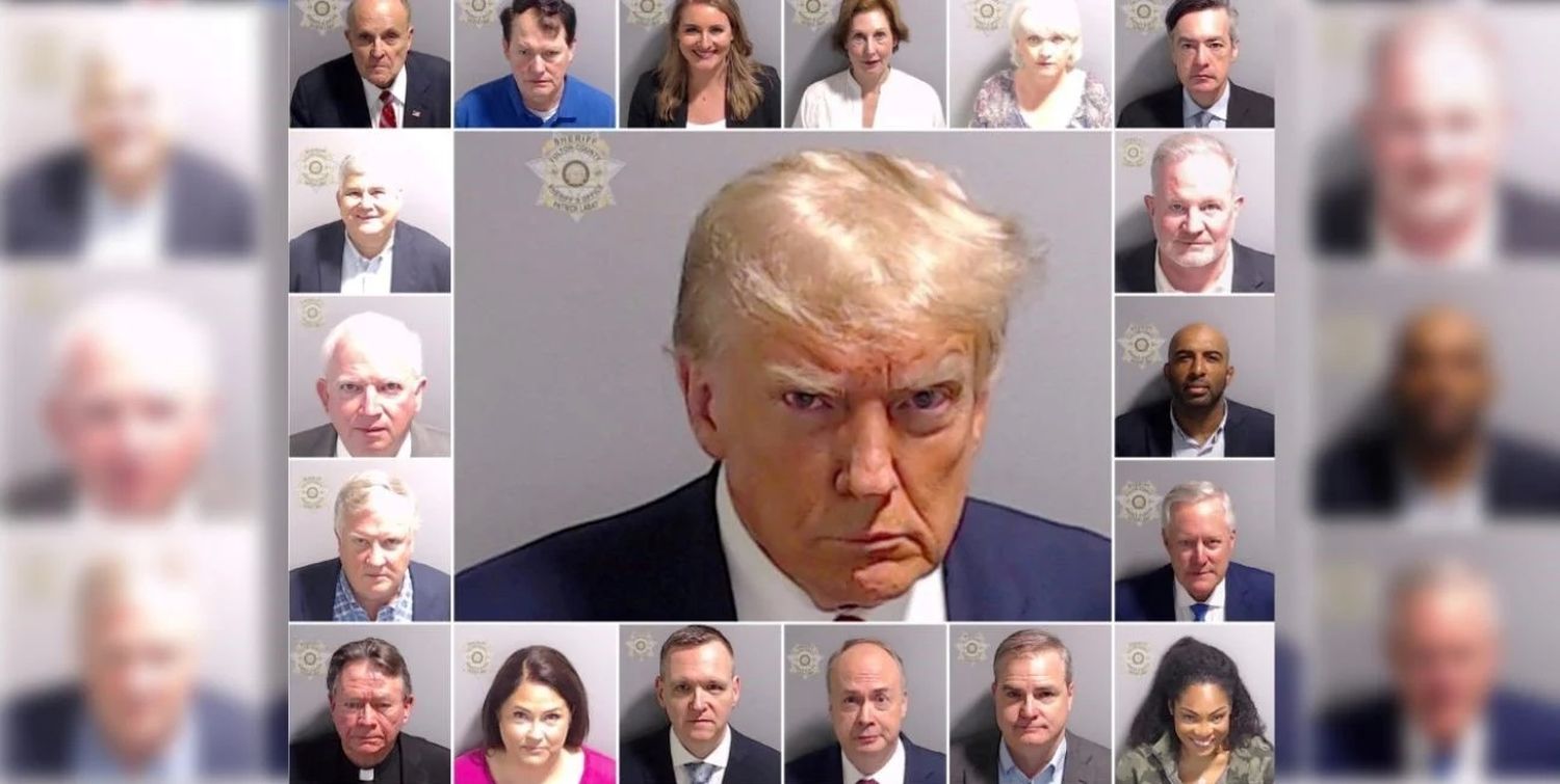 La foto policial de Donald Trump y la de las 18 personas imputadas junto a él en la causa.