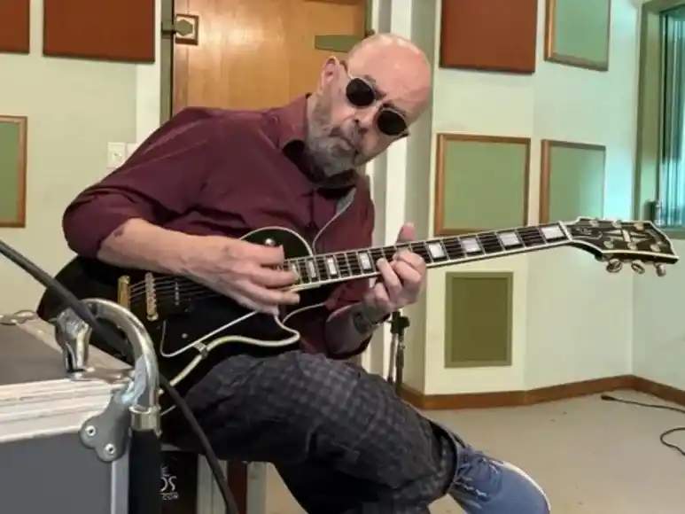 El Indio Solari reapareció en redes.