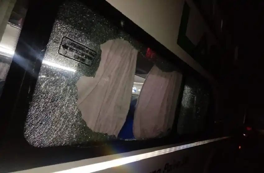 Atentaron contra un ómnibus que transportaba a policías trabajan en el Sur Provincial