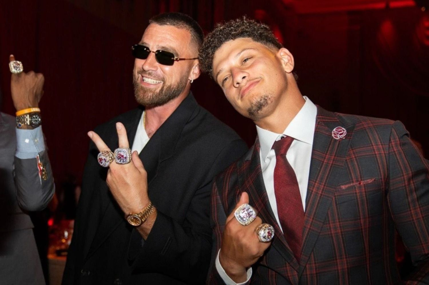 La gala de los Mahomes: estilo, glamour y elogios de Travis Kelce