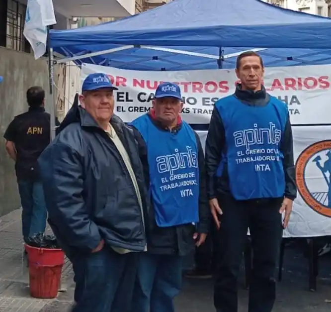 Movilización pacífica y carpa de los trabajadores del INTA en Buenos Aires