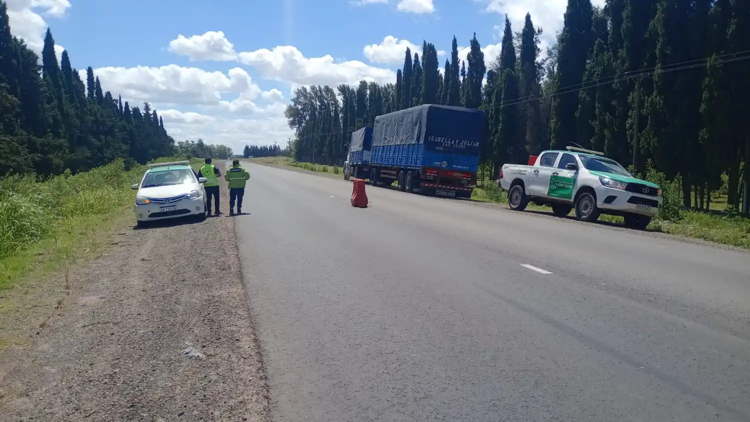 camión dobló en U y despistó acceso a río atala