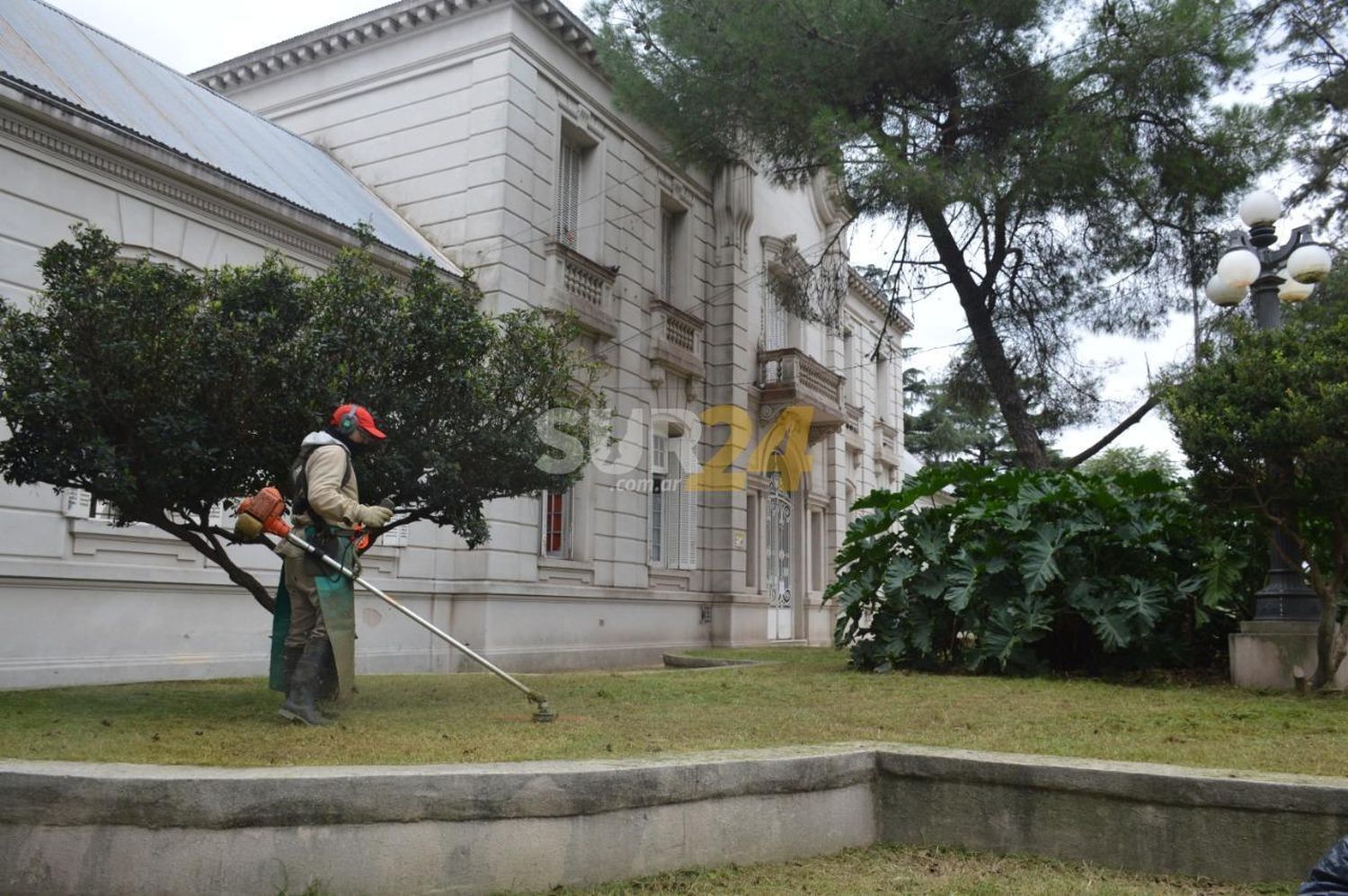 El municipio implementa un operativo especial de corte de pasto en escuelas