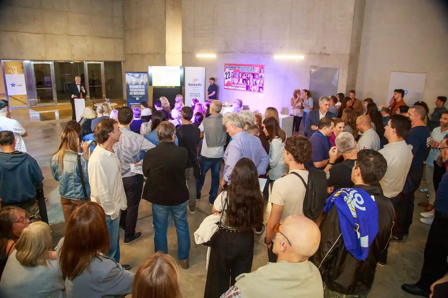 Subastaron cascos de bombero intervenidos artísticamente en el Memorial de Salta 2141
