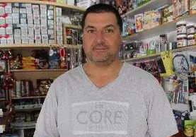 Tiró su dinero a la basura por error y lo recuperó