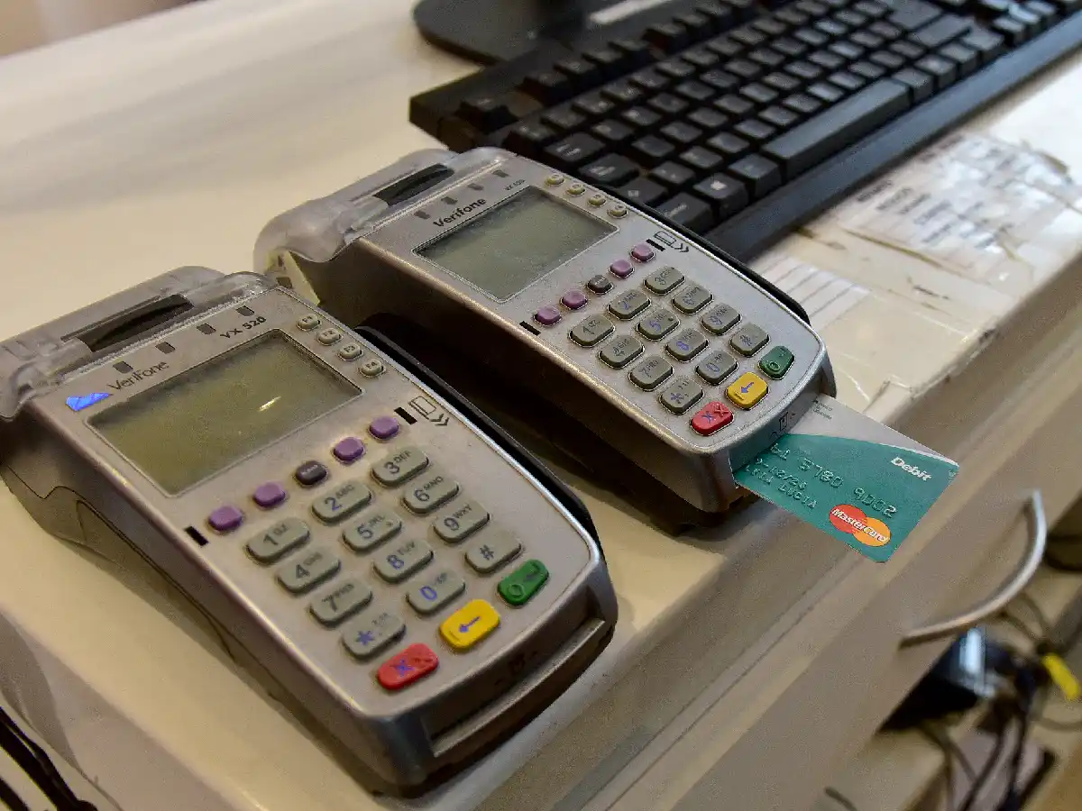 Desde hoy los comercios recibirán la acreditación de pagos con débito en un día
