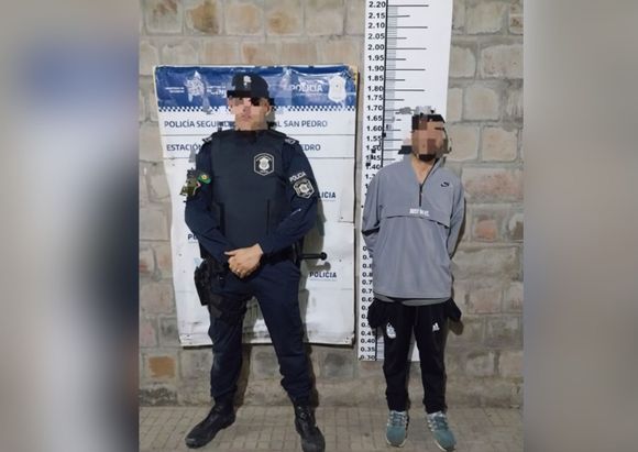 Le rompió la ventanilla a un auto y fue aprehendido