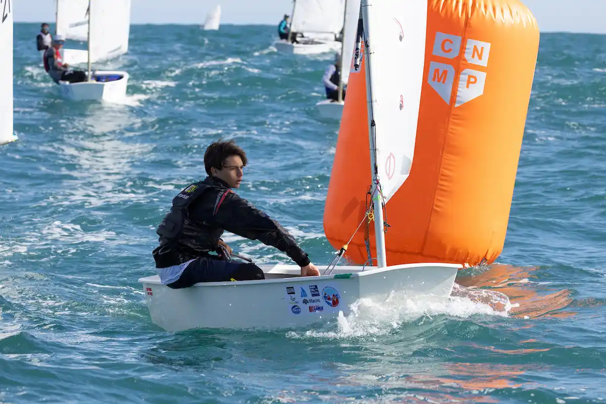 La actividad en la segunda jornada del Mundial de Optimist con cielo despejado (Foto: Matías Capizzano)