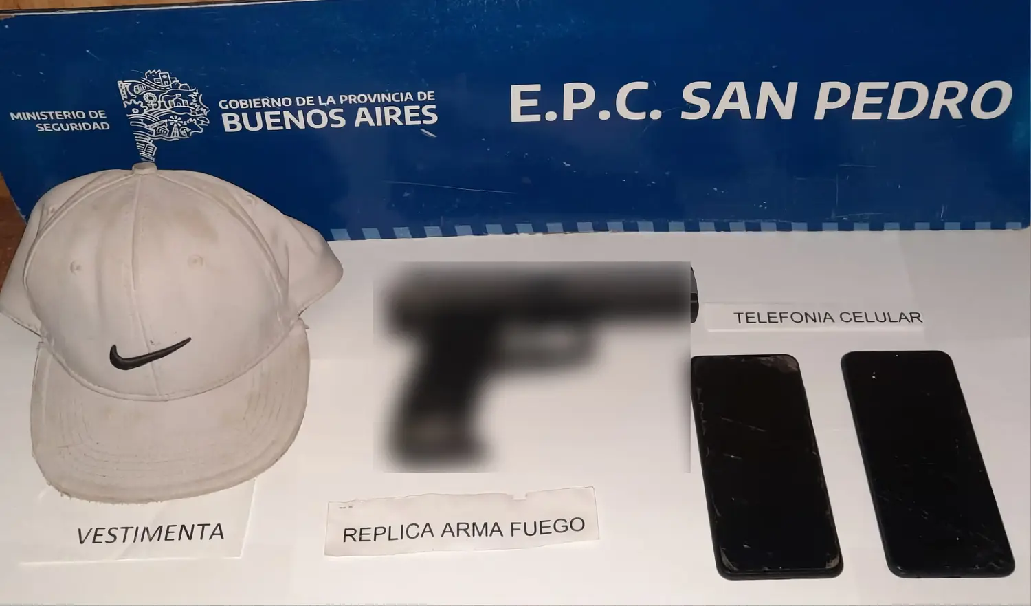Secuestraron la réplica de arma de fuego y los ceulares robados.