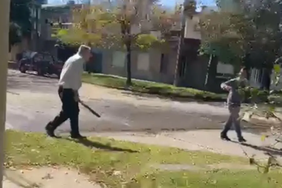 VIDEO | Discutían por hojas en la vereda y le cortó los dedos a puro machetazos