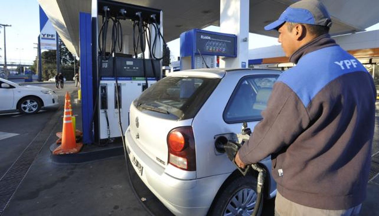 YPF aumentó nuevamente la nafta un 4% y la suba anual llegó al 40%