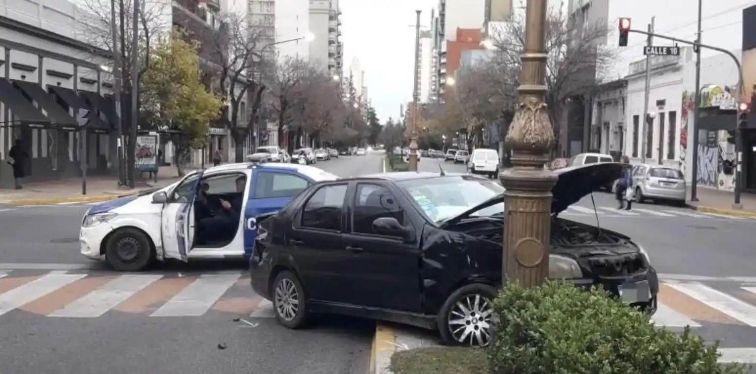 Terrible choque entre un patrullero y un auto en pleno centro de La Plata