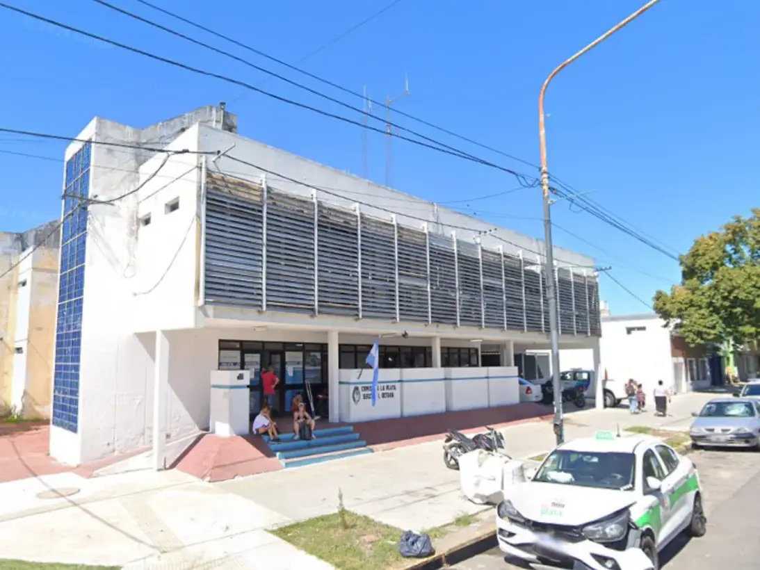 La Comisaría 8° se ubica en barrio Villa Elvira, La Plata.