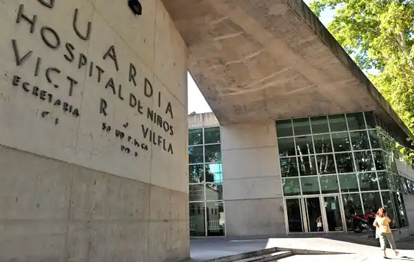 Un nene se encuentra grave tras recibir un piedrazo en la cabeza