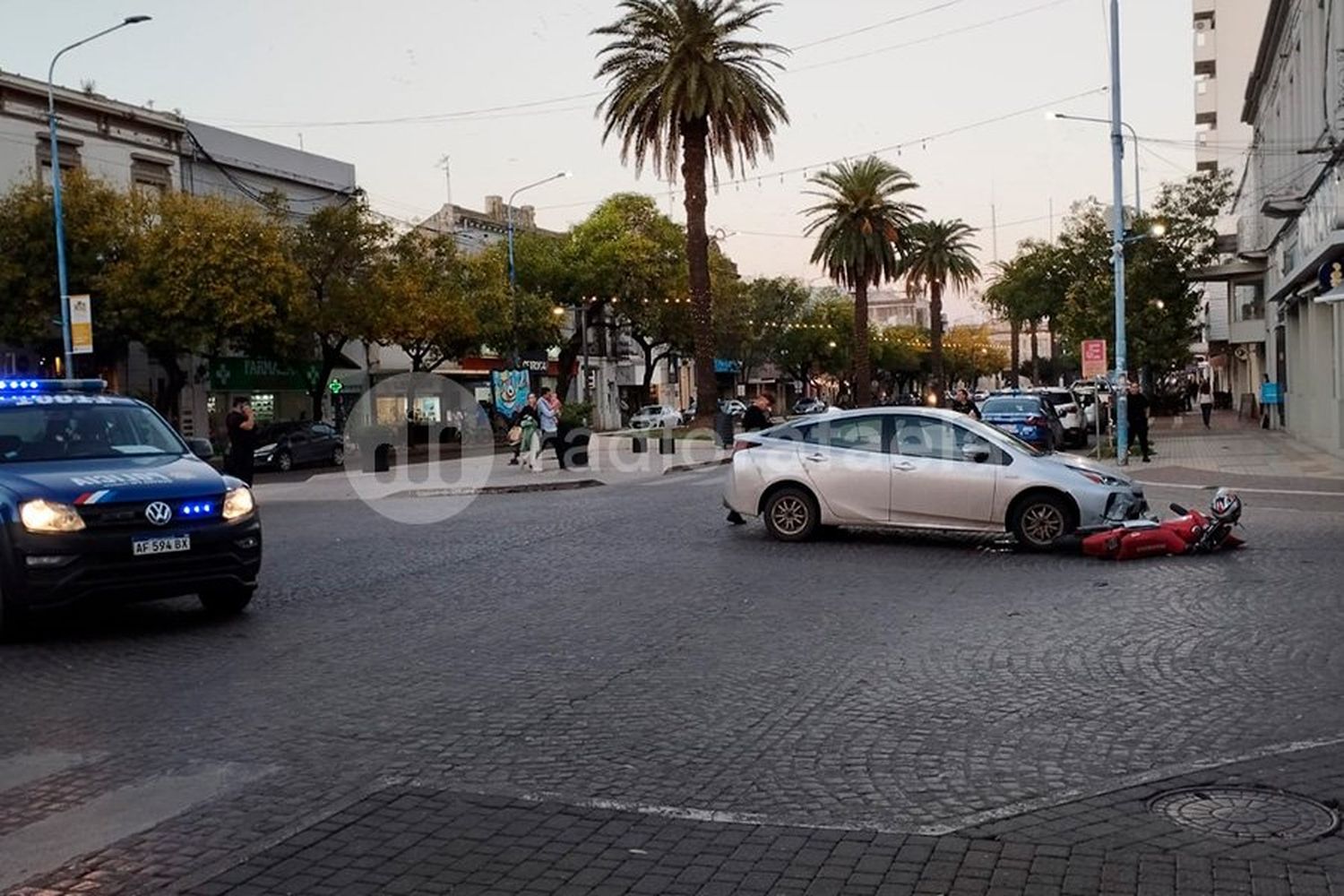 Siniestro vial en pleno centro de la ciudad entre un auto y una moto: un joven fue hospitalizado