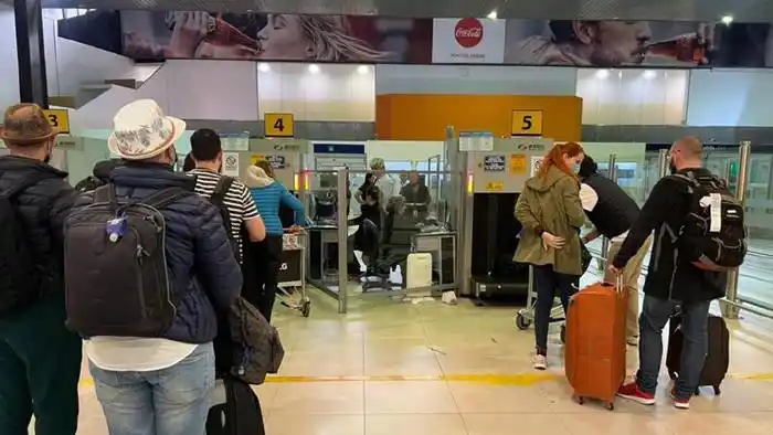 Los objetos  que intentan ocultar los argentinos que vuelven de España