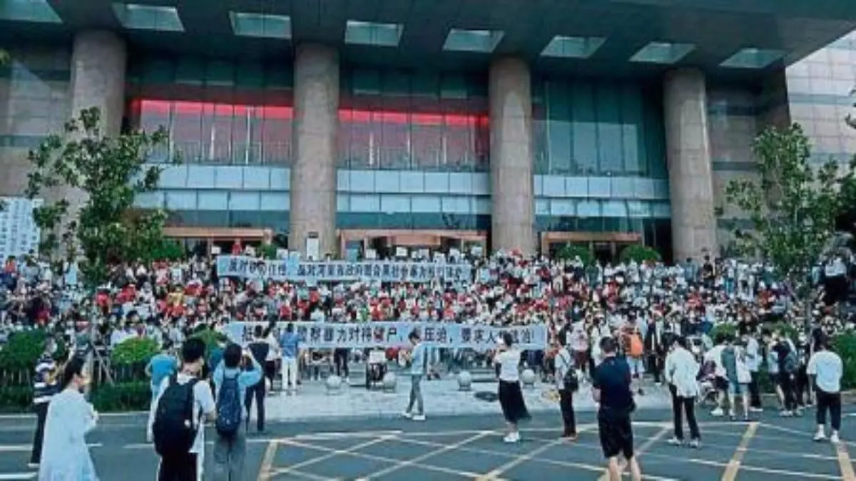 ¿UN CORRALITO EN CHINA? Tras masivas protestas ahorristas chinos recibirán parte de su dinero
