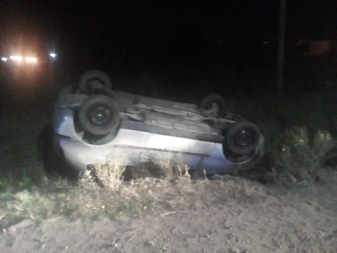 Volcó un auto y su ocupante fue trasladado al hospital San Antonio