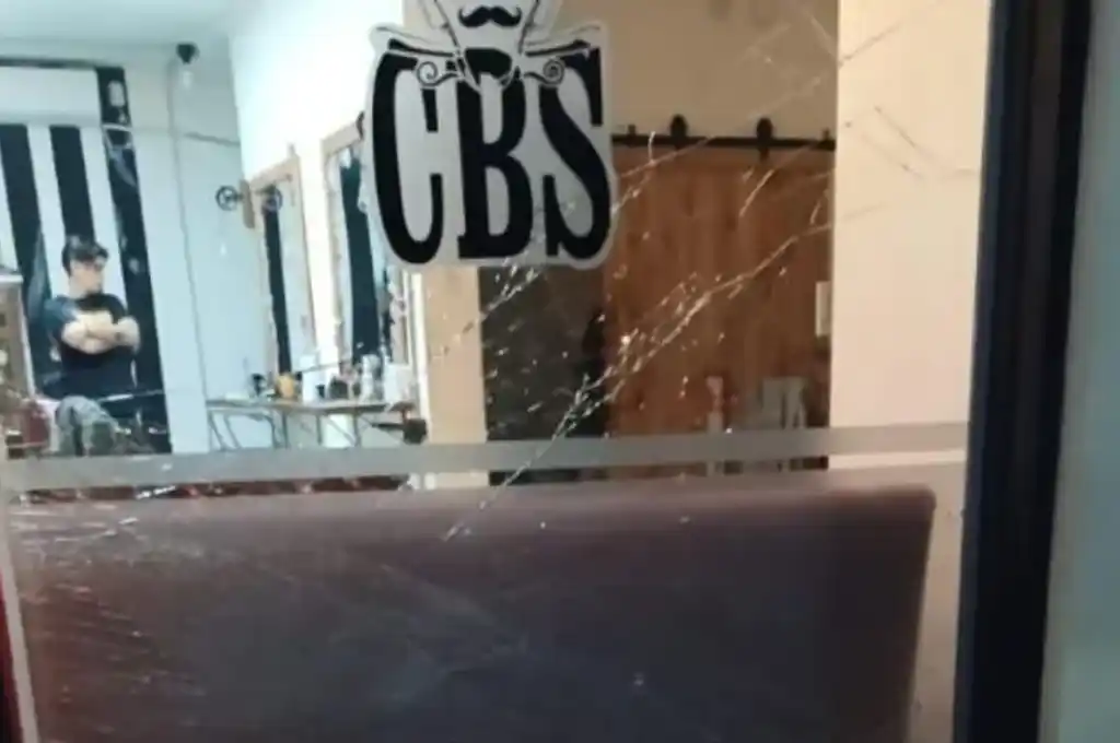 Dos individuos rompieron la vidriera a patadas.