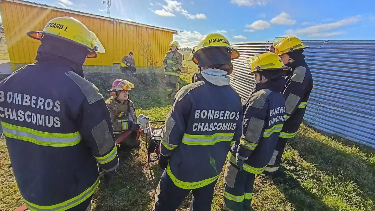 Aspirantes a bomberos voluntarios de Chascomús realizaron prácticas intensivas de fuego en Ruta 58