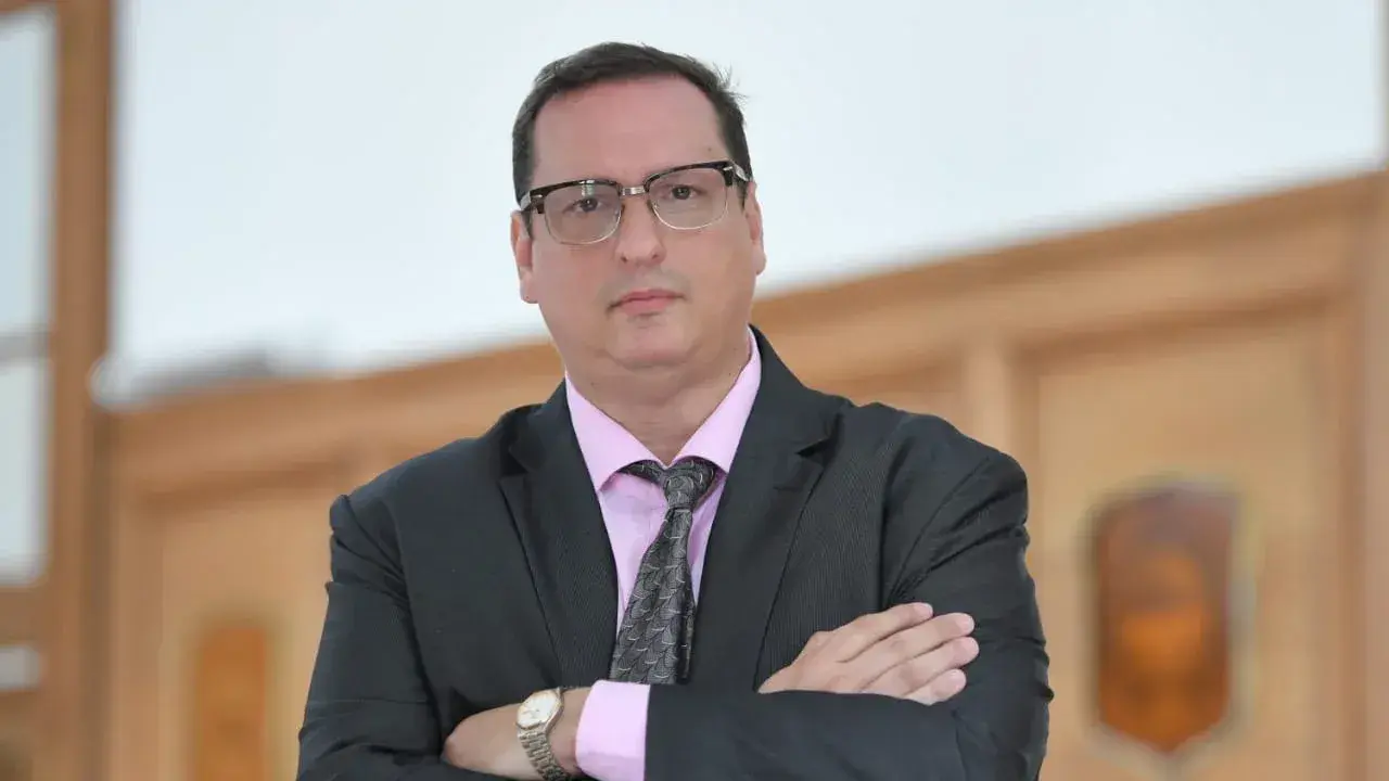 Hernán Brienza estará el viernes en el Teatro Municipal Brazzola.