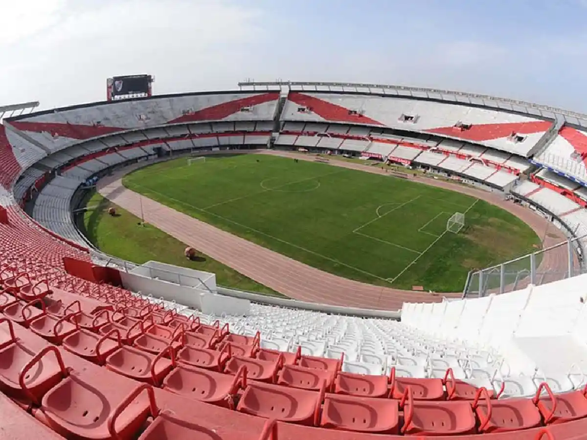 Partidos a puertas cerradas y 400 mil dólares la sanción para River 